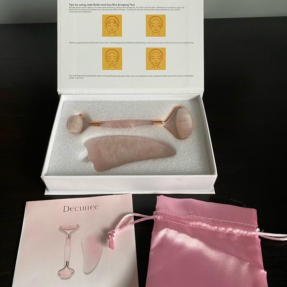 Deciniee Jade Roller-  brand new in box -  comes with travel pouch - Picture 2 of 4